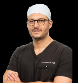 Homme en uniforme médical avec lunettes et bonnet.
