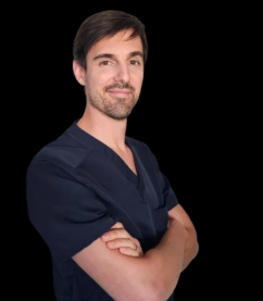 Homme en blouse médicale sur fond noir.