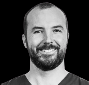 sébastien monleuzin Portrait d'un homme souriant, fond noir.