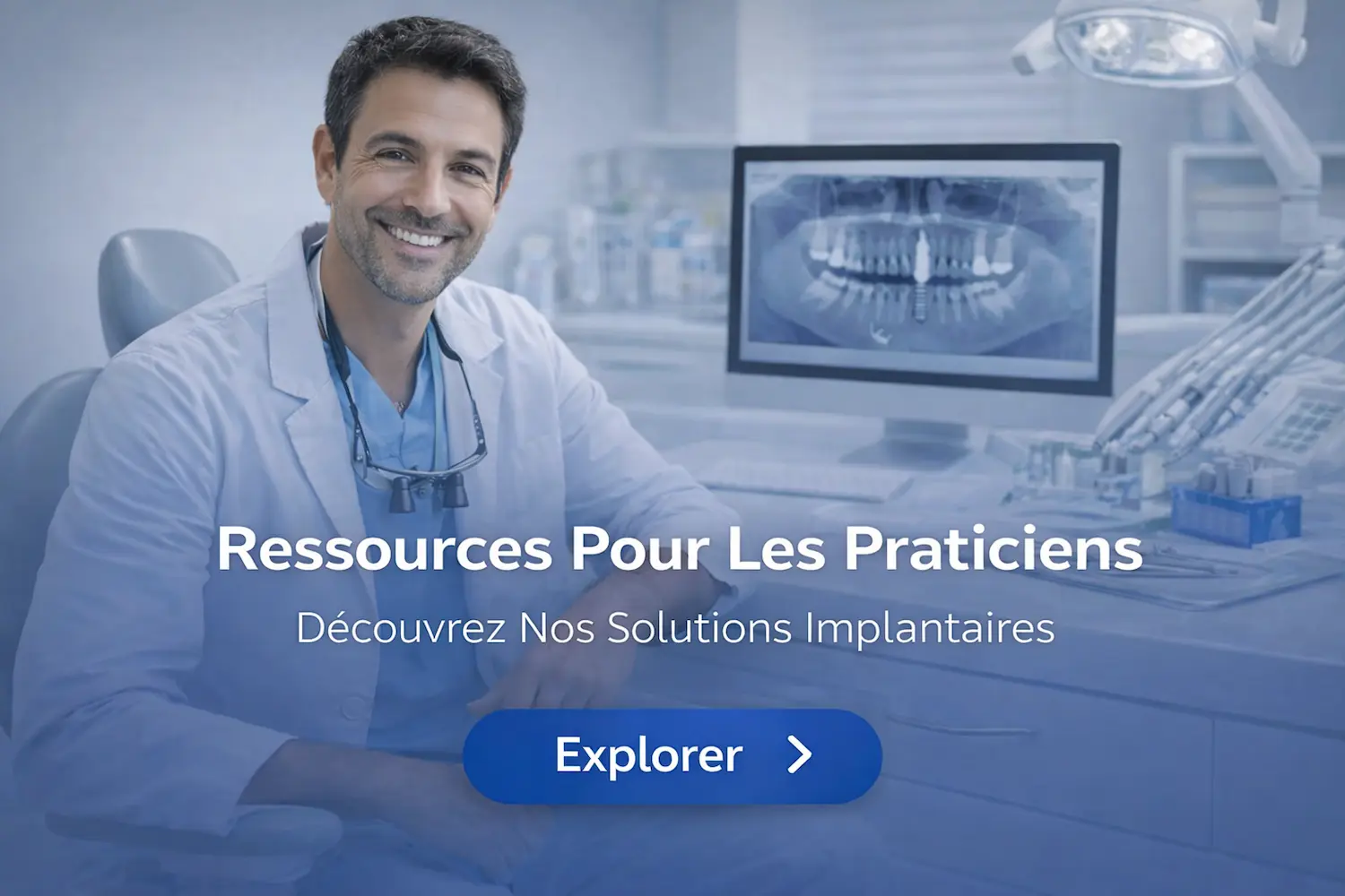 Dentiste souriant avec radiographie, ressources implantaires.