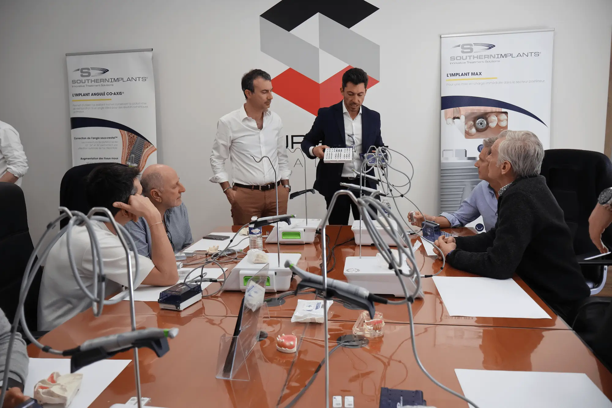 formation immédiatete sans greffe Formation sur implants dentaires en salle de réunion