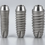 Trois implants dentaires SP1 de diamètres différents partageant une même plateforme prothétique.